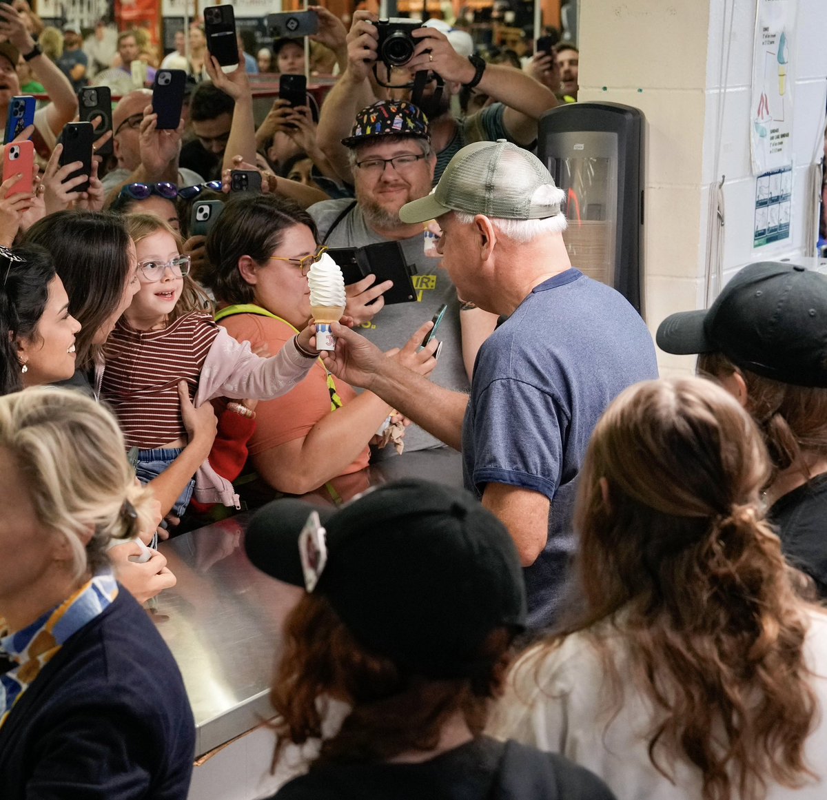 Tim Walz serves up ice cream at Minnesota State Fair

Who else loves Tim?
Drop a 💙