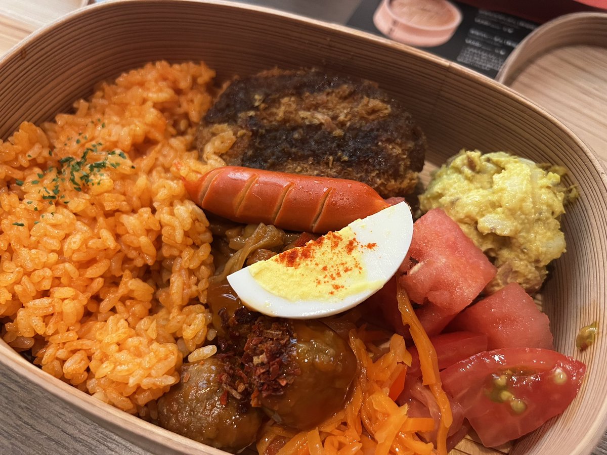 なーにが穏やかな食事タイムや　男子高校生の弁当だぞ(横幅25cmくらいある)