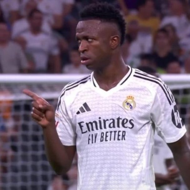 🗣️ Vini Jr. after VAR confirmed the penalty: “Kylian, Kylian, you take it.” (DAZN)