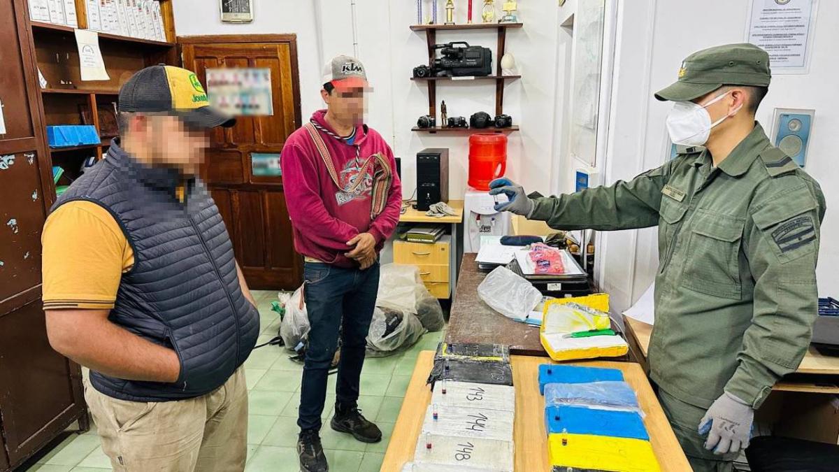 Detienen a 11 mochileros en Salta con 202 kilos de cocaína dlvr.it/TCgbRy