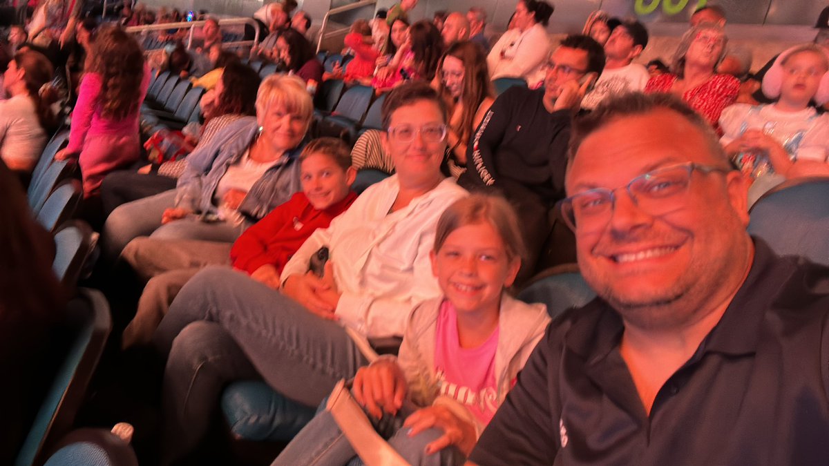 CoachWellsOT's tweet photo. #disneyonice https://t.co/AyUyG8s9sj