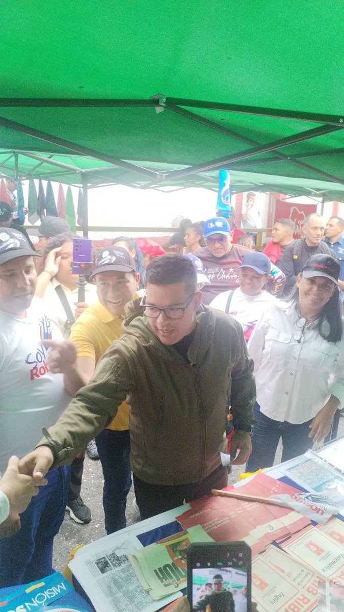 MisinRobinsonP2's tweet photo. ¡Plan Amor en Acción!

En el marco de los 274 años de la Pquia. La Candelaria los Jefes @Nahumfernandezm  y @Sociabolivarian se realizó jornada de atención social en el sector Sarria brindando atencion al Pueblo como lo orientó nuestro Pdte. @NicolasMaduro 

@HectoRodriguez https://t.co/hyCBD7MioH