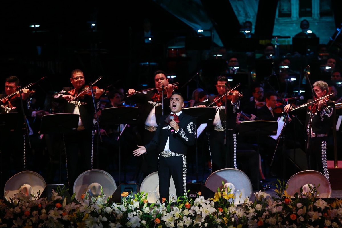 Celebramos la vida del Divo de Juárez en el marco del <a href="/EncMariachi/">Encuentro Mariachi</a>. 🎻🎺

La <a href="/FilarmonicaJal/">@FilarmonicadeJalisco</a>, el Mariachi Los Camperos y el Mariachi Sol de América fueron los encargados de rendirle homenaje al gran ícono de la música mexicana. 

¡Y que viva Juárez! 🎤✨🫶