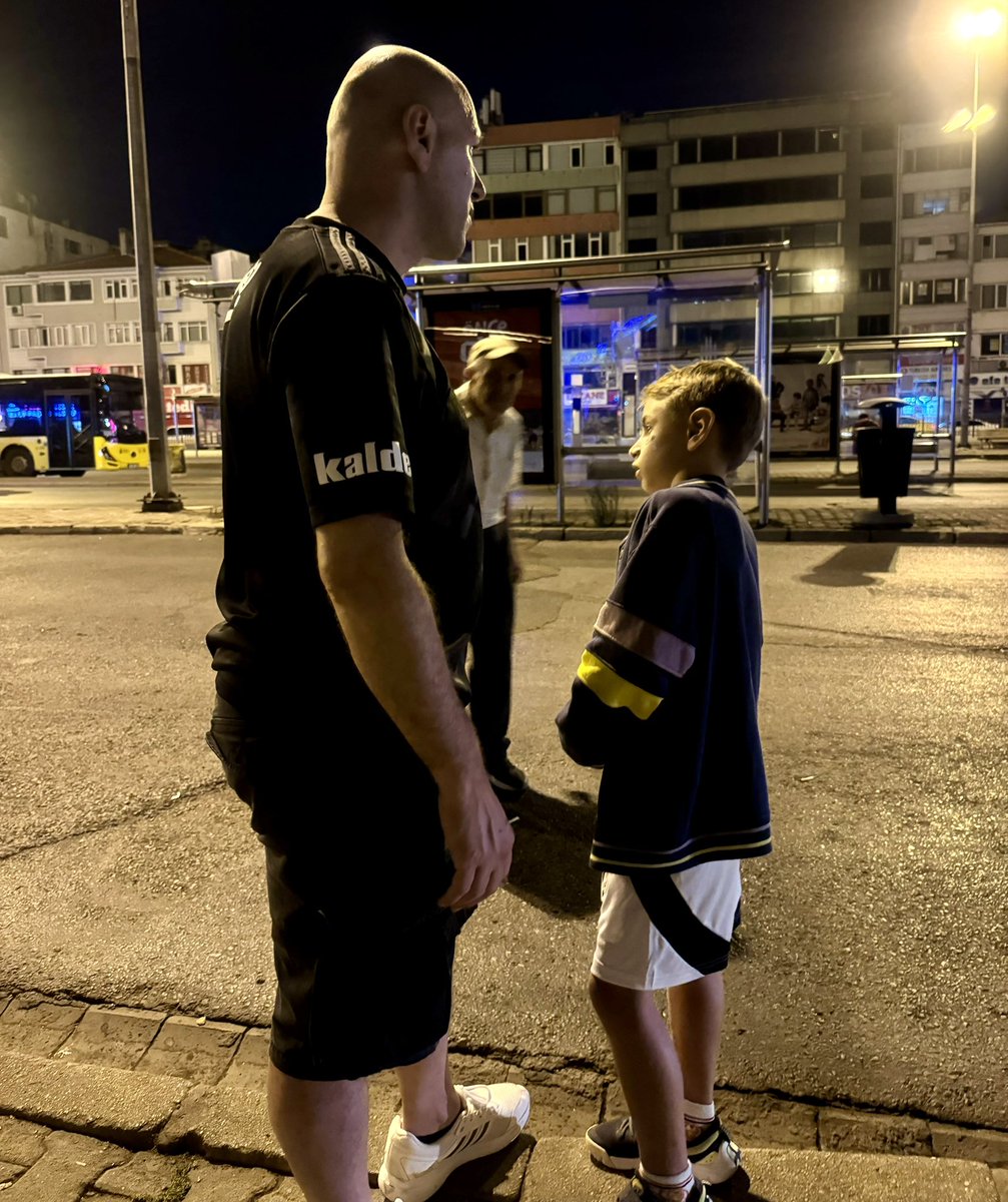 🚨 İstanbul’da 21.45’te maç oynanıyor. Stattan çıkış en erken 00.00 gibi.
‼️ Şu an saat 01.15 insanlar eve gidemiyor.
⁉️ Metro-vapur-otobüsleri en azından merkezi güzergahlarda 02.00’a kadar uzatmak zor olmamalı. <a href="/ekrem_imamoglu/">Ekrem İmamoğlu</a> <a href="/4444154/">İBB Ulaşım Yönetim Merkezi</a>