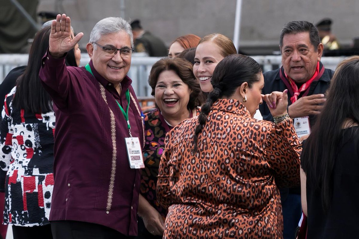LetyMendozaS's tweet photo. #SnteConAMLO
#GraciasPresidente

El líder nacional del #SNTE, Mtro. Alfonso Cepeda Salas, acudió esta mañana al #6to.InformeDeGobierno del Pte. @lopezobrador_ y celebró los resultados que expuso el mandatario en favor de la escuela pública y los trabajadores de la educación. https://t.co/Sd6l7uUgWj
