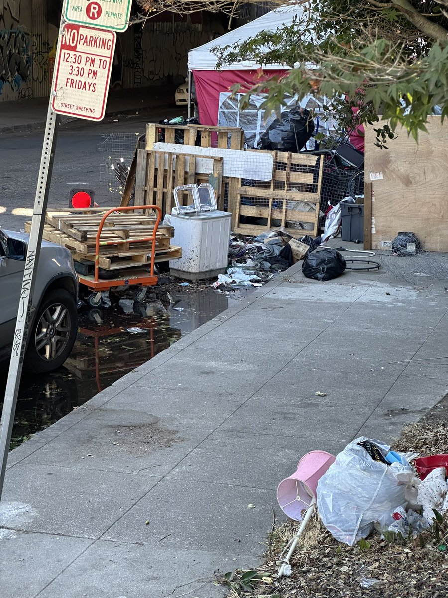 Nothing like sitting inside your home w/ windows open smelling 25 months of piss, shit &amp; filth because #Oakland gov is allowing an enormous encampment to exist less than 30 ft away. The last time the sidewalk &amp; street underneath were cleaned was Aug 2022. #california #BayArea