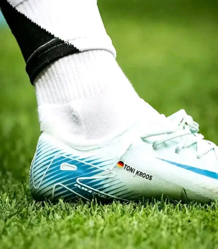 AdriRM33's tweet image. Las nuevas botas de Fede Valverde con el nombre de Toni Kroos.

ESTOY LLORANDO 🥹🥹🤍