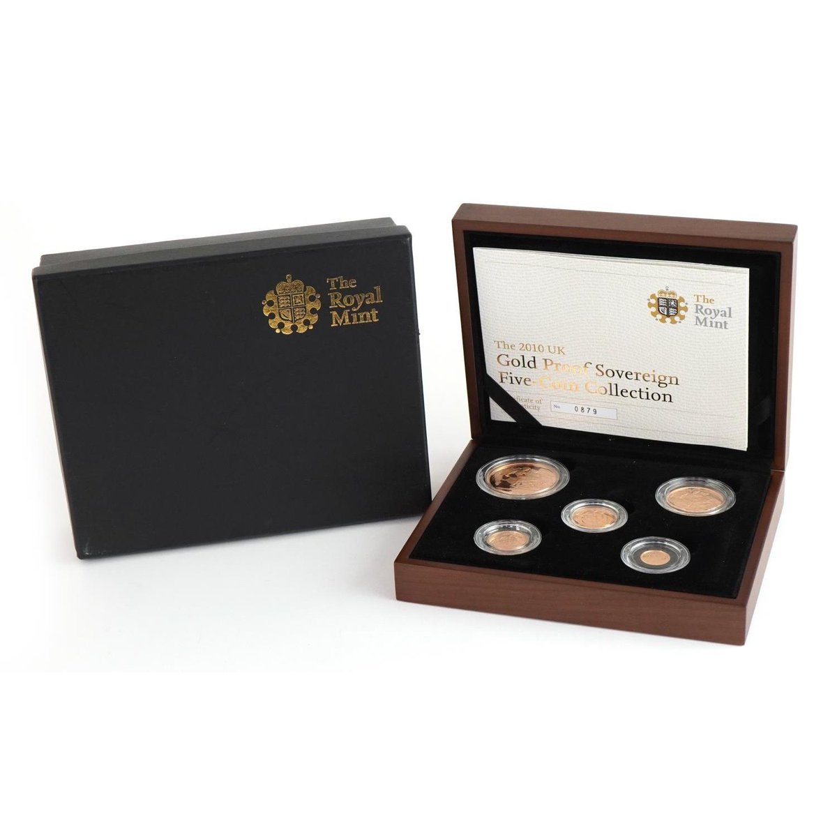 eastbourneauct's tweet image. Take part in the One Owner Collection of Decorative Arts Auction on September 3rd at 9:30 AM!🪙

Lot 3594 is a 2010 gold proof sovereign five coin collection by The Royal Mint with box.

View the catalogue: tinyurl.com/2j6a5u7b

#eastbourneauctions #goldsovereign #proofcoins