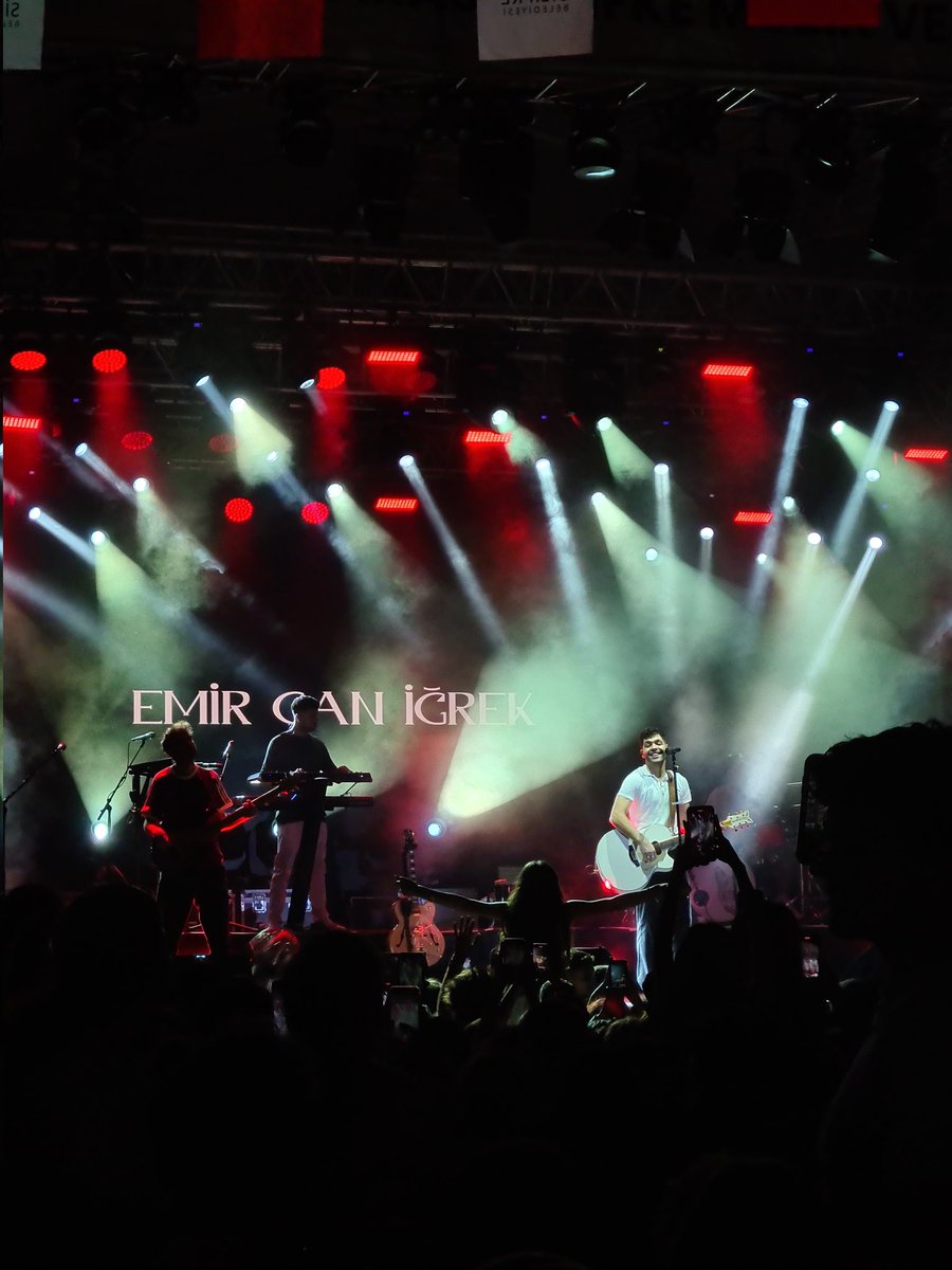 Benim gittiğim ikinci Emir Can İğrek konseri oldu. İlk konseri sonrası şarkılarına daha da bağlanmıştım daha büyük bir hayranlık duymaya başlamıştım şimdi bunu daha da katlanarak hissediyorum. Yine harika bir konser oldu. Sonra ki konsere sabırsızlanıyorum şimdiden.<a href="/emircanigrek/">Emir Can İğrek</a>