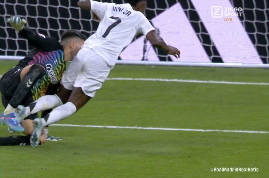 Así gana el Real Madrid. Las ayuditas y empujoncitos siempre dicen presente en Liga, en Champions o donde sea posible. ¿Y el VAR? Bien. ¿Y usted?

Punto y pelota. #MentiraNoEs 🐐💣