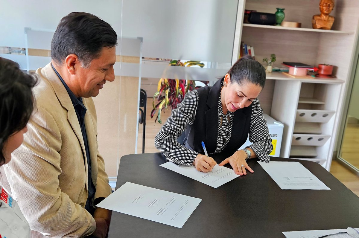 LuisaGonzalezEc's tweet photo. ‼️Vamos a revivir Ecuador 🇪🇨‼️

Firmamos un acuerdo con el movimiento de Napo, Sumak Yuyay, de cara a las elecciones generales de 2025.

Hacemos un llamado a nuestros jóvenes, hombres y mujeres trabajadoras, a las feministas, ecologistas, empresarios honestos y a todos aquellos que creen en la posibilidad de un Ecuador mejor.

#ElPoderEnLaGente
#ElCambioEsAhora