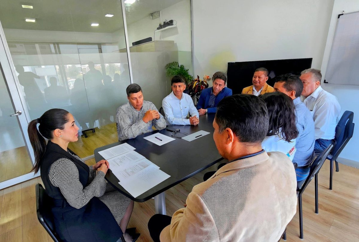 LuisaGonzalezEc's tweet photo. ‼️Vamos a revivir Ecuador 🇪🇨‼️

Firmamos un acuerdo con el movimiento de Napo, Sumak Yuyay, de cara a las elecciones generales de 2025.

Hacemos un llamado a nuestros jóvenes, hombres y mujeres trabajadoras, a las feministas, ecologistas, empresarios honestos y a todos aquellos que creen en la posibilidad de un Ecuador mejor.

#ElPoderEnLaGente
#ElCambioEsAhora