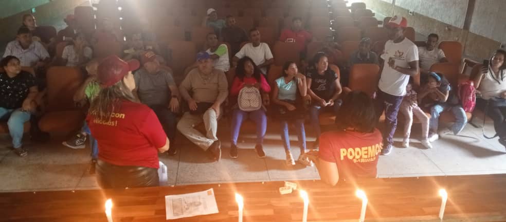 Realizamos nuestro trabajo. 1er Congresillo Economía Solidaria, Social.  No nos detiene nuestro pueblo esta junto a la verdad en Sabaneta de Barinas 
#PODEMOS
!@NicolasMaduro 
<a href="/dcabellor/">Diosdado Cabello R</a> 
<a href="/delcyrodriguezv/">Delcy Rodríguez</a> 
<a href="/jorgerpsuv/">Jorge Rodríguez</a>