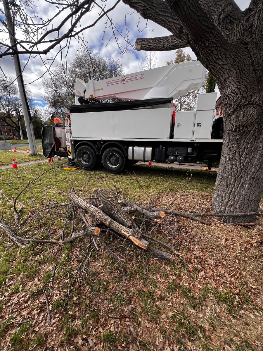 elbaroni's tweet photo. @EvoenergyACT why do I have your trucks parked all over my nature strip? Fair enough if the crane has to be there, but the tyre marks everywhere are completely unnecessary (and parking on a nature strip is illegal). https://t.co/xVpTJ8NnBC