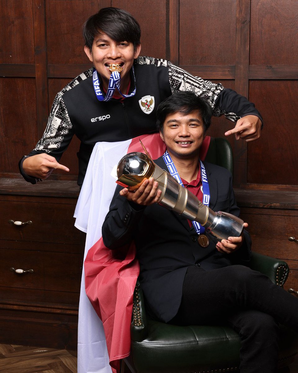 Melalui video game, sepakbola Indonesia berprestasi. Tahun lalu, Indonesia juara Piala Asia eFootball 2023. Kini tinta emas kembali tercatat dalam sejarah, Indonesia menjadi juara Piala Dunia Football Manager yang pertama kali!🇮🇩🔥👏

Sebuah utas~