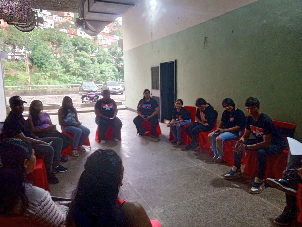 Hoy la juventud Tupamaro participativa Activamente en el círculo de estudios realizado en la Parroquia San Agustín "La Juventud es la fuerza más activa y vital de la sociedad. Los jóvenes son los más ansiosos de aprender, y los menos conservadores en su pensamiento”
Mao Tse Tung