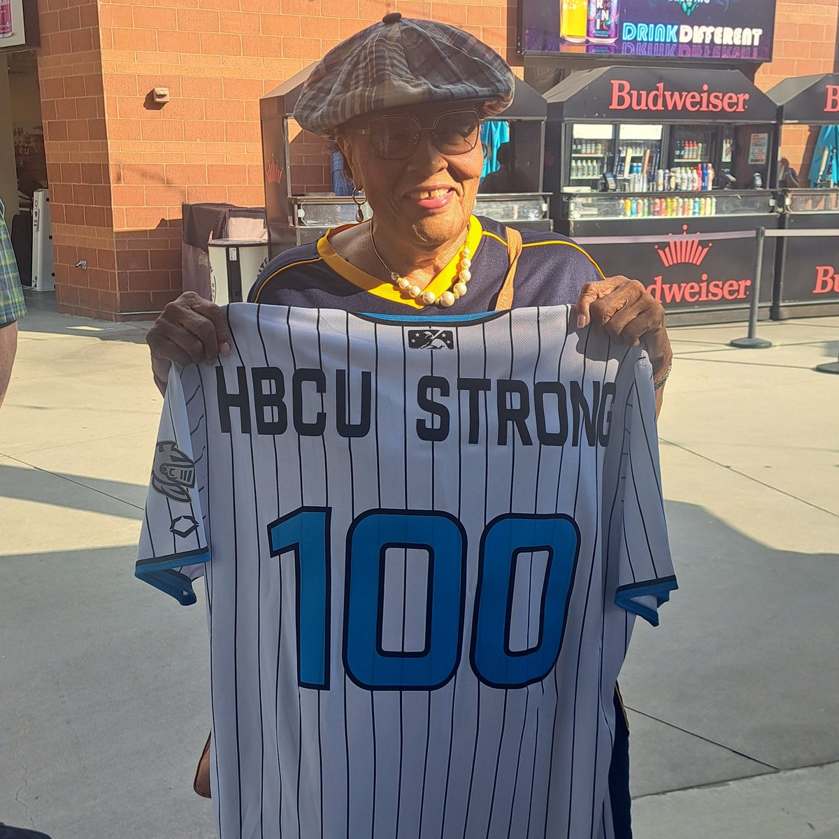 I had a blast throwing out the first pitch at the game Friday Nite! 

Thank you!! #CharlotteKnights