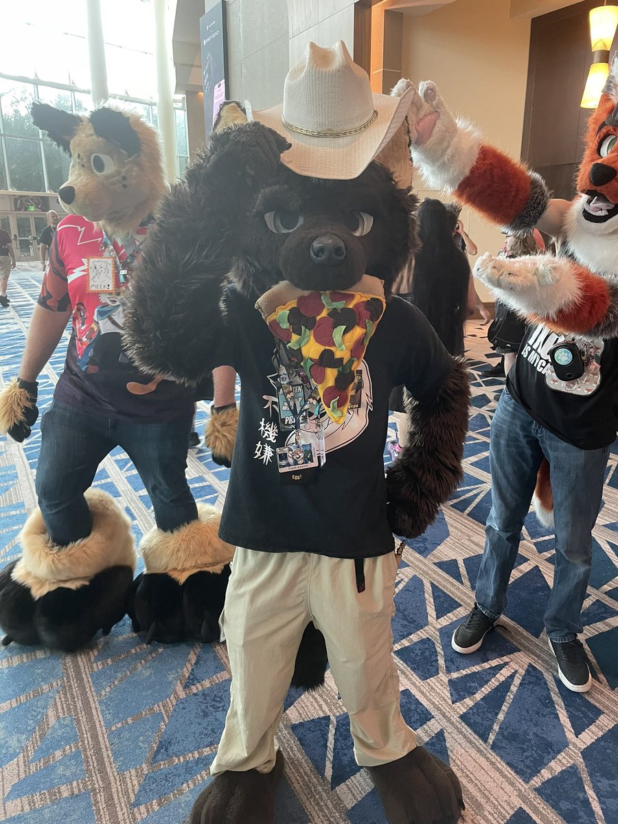 PassiveVoidTTV's tweet photo. @Coffee_woozel just a cowdog eating pizza move along #Megaplex2024 #FURRY https://t.co/DxMS4jR7pY