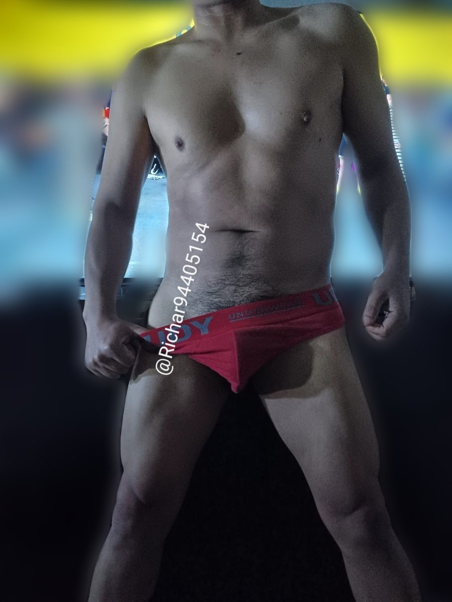 Que rico morbo ponerme el calzoncillo de mi bro, me prestas el tuyo.