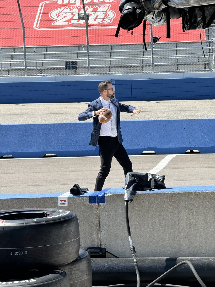 tnessLX's tweet image. QB Hinch #Unbuttoned