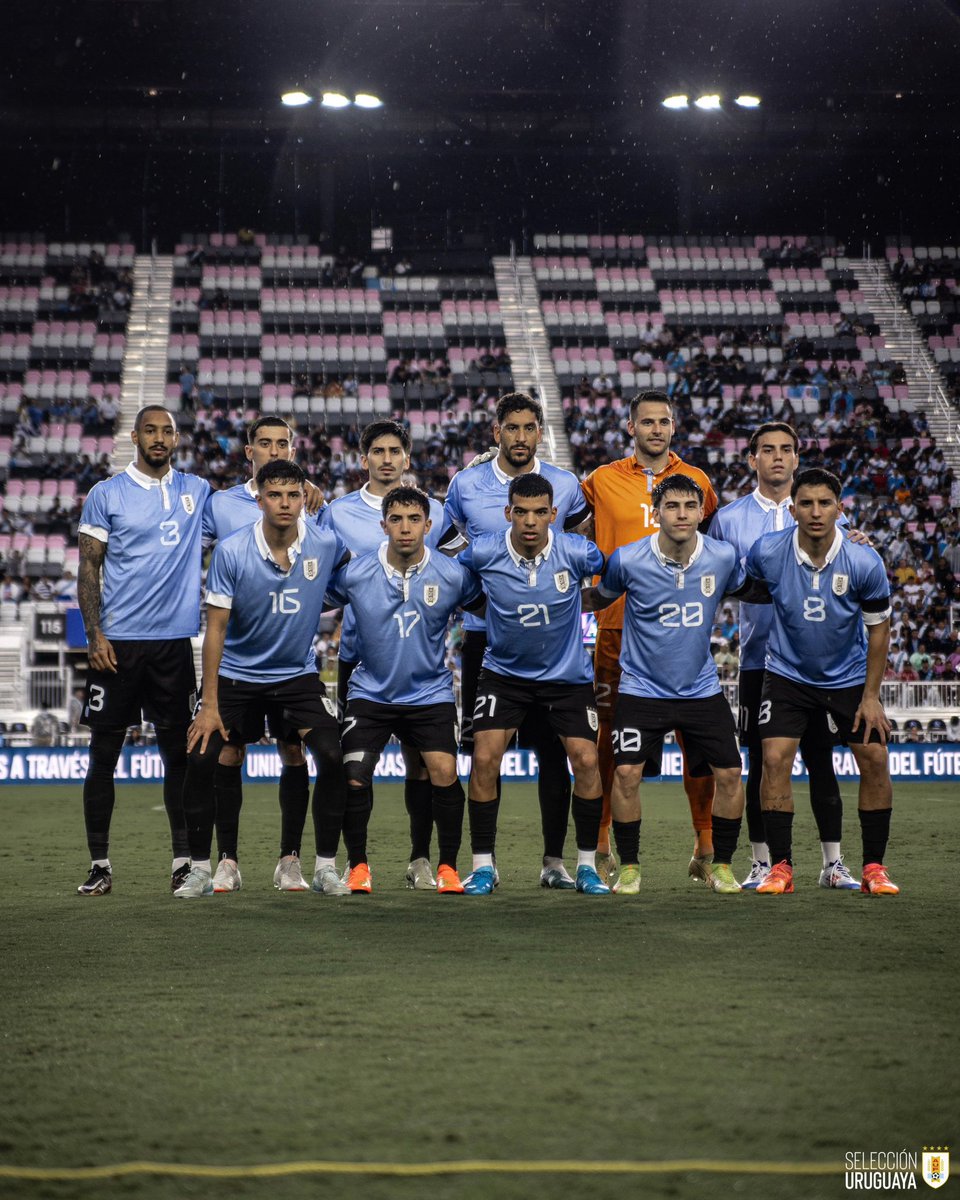 Uruguay's tweet photo. 📸 𝐄𝐬𝐭𝐨𝐬 𝐬𝐨𝐧

Ellos hoy visten 𝐿𝑎 𝐶𝑒𝑙𝑒𝑠𝑡𝑒, ellos representan a la Selección Local.

📺 https://t.co/qVMBrYJR1J 

#ElEquipoQueNosUne https://t.co/G4fDimppg3