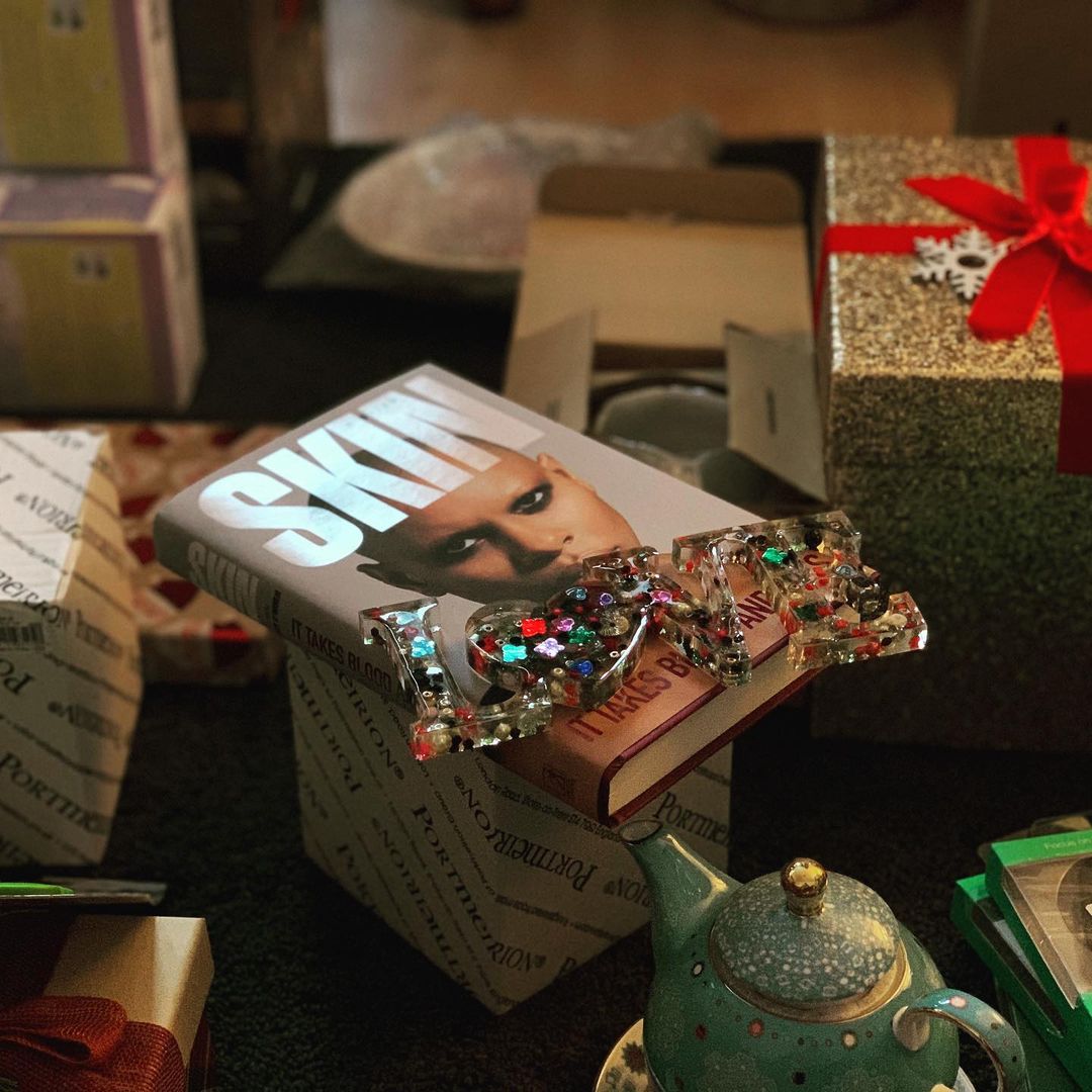 #skunkanansielive Lo❣️ing this prezzie. What a Grt Read🙏🏿. Thank you #misswindsor ♥️

➡️ sharronwallace.co.uk 
📲 07853 400 937
📩 info@sharronwallace.com