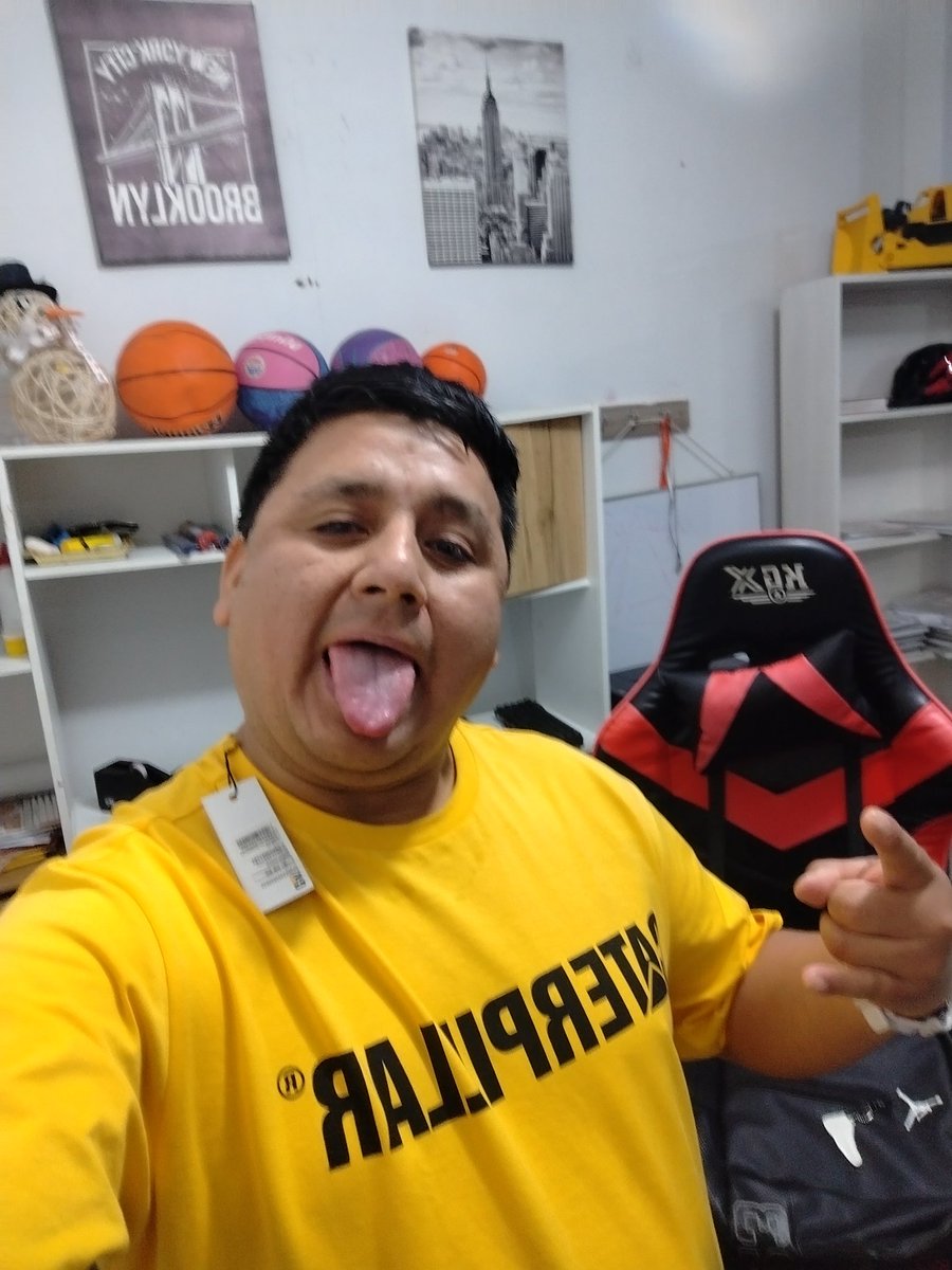 oscalixto's tweet photo. Siempre quise recorrerte pero se desviaron nuestros caminos y aún sigo preguntándome a cuantos besos de distancia estará nuestro destino ... 🎸🤟☠️ !! https://t.co/d4M3uoTAPN