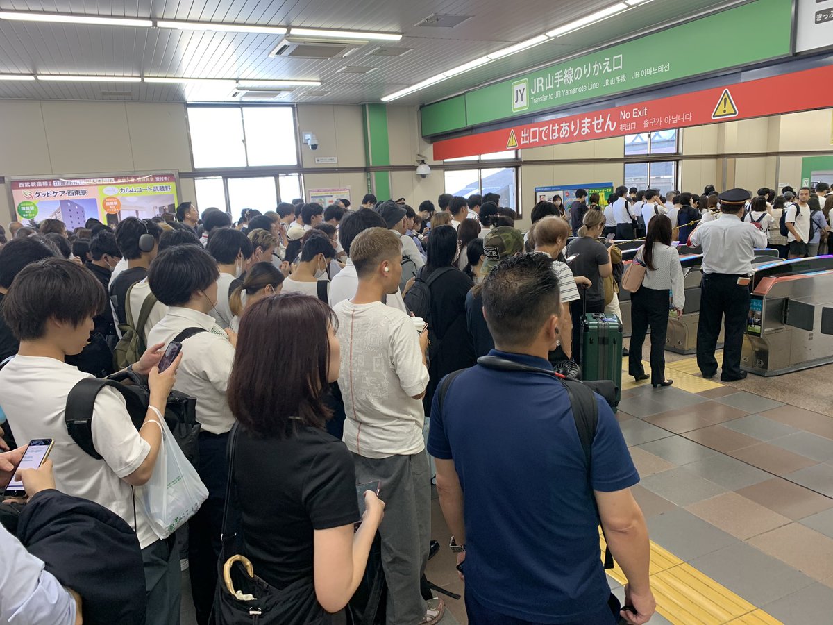 JifangKo's tweet photo. 高田馬場駅大変なことになってる https://t.co/aW9i4U9BLv