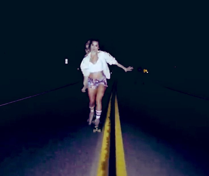 FloraCarbon's tweet image. #ChetFaker - #Gold 
(Official Music Video) youtu.be/hi4pzKvuEQM?si… via @YouTube
You&apos;ll love the #rollerskaters!
👍👍👍 
#HappySunday evening!!!