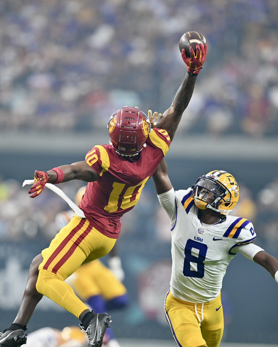 USC_Athletics's tweet photo. WHAT. A. CATCH. https://t.co/ROtiF5Cdyw