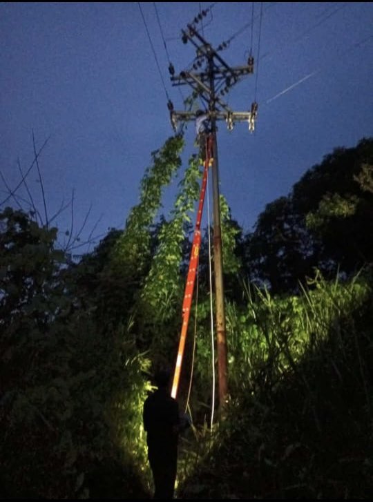 Borolaki's tweet photo. Falla en Circuito Arboleda y Bicentenario tiene a Barrio Sucre (+20h) y La Soledad (+7h) sin energía eléctrica.
Cuadrillas de Corpoelec no logran restablecer el servicio. #Maracay #1Sep https://t.co/iVJxKwGpZL