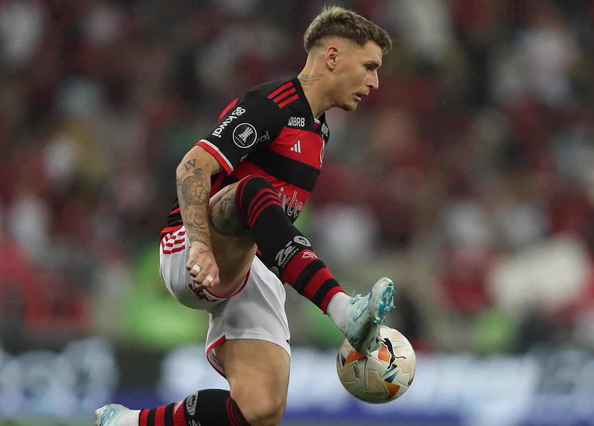 flamengoemfoco's tweet photo. Varela sente quadril e se junta a outros problemas no Flamengo https://t.co/rUuzWcmt7y via @MRN_CRF https://t.co/xxtKMlIKna
