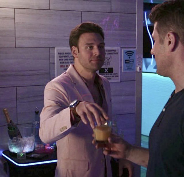 still can’t believe he made this face at the man who took him to vegas on a helicopter to see a sold out show and now is the situationship of his 6 years situationship