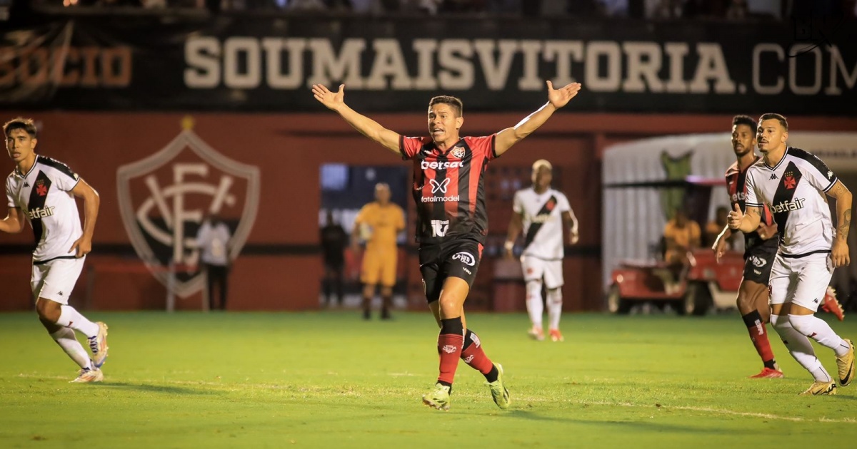 bolinhaemike's tweet photo. Vitória perde chances, vê João Victor marcar e perde para o Vasco no Barradão https://t.co/rJz3PJ4QPj https://t.co/Oo9icgYLJC