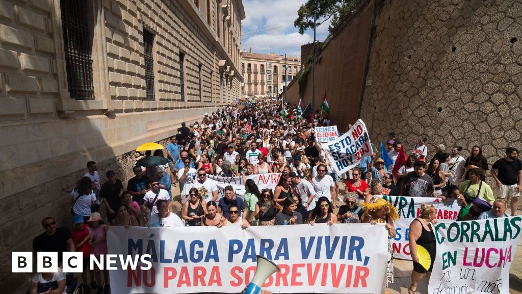 Málaga tourism: 'People feel the city is collapsing' dlvr.it/TCgtTm