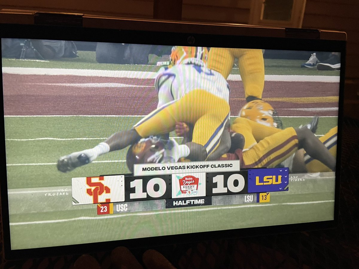 RyanBerenz's tweet photo. This is why you still need a TV antenna or a tuner stick for your PC. #USCvsLSU #directtv #espn #DirectvVsDisney https://t.co/nDUQbzz3bt