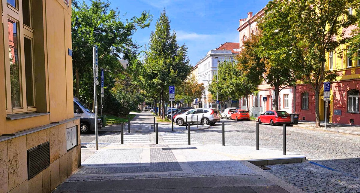 ✅Další z projektů BESIP před ZŠ Žerotínova na Žižkově. Takový dárek k začátku školního roku. Rozlehlou křižovatku nahradila menší zvýšená do úrovně chodníků se 4 novými přechody pro chodce.👌... prostor před školou chystáme příští rok uzavřít pro auta v rámci projektu zóny 30.
