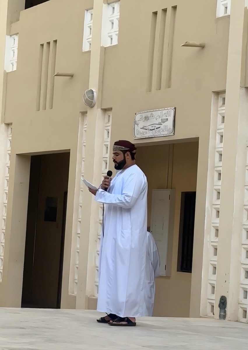 كلمة ترحيبية قدمها الأخصائي الاجتماعي الأستاذ /أنور الداودي، بمناسبة بداية العام الدراسي الجديد.
رحب من خلالها الطلبة الجدد الملتحقين بالمدرسة.