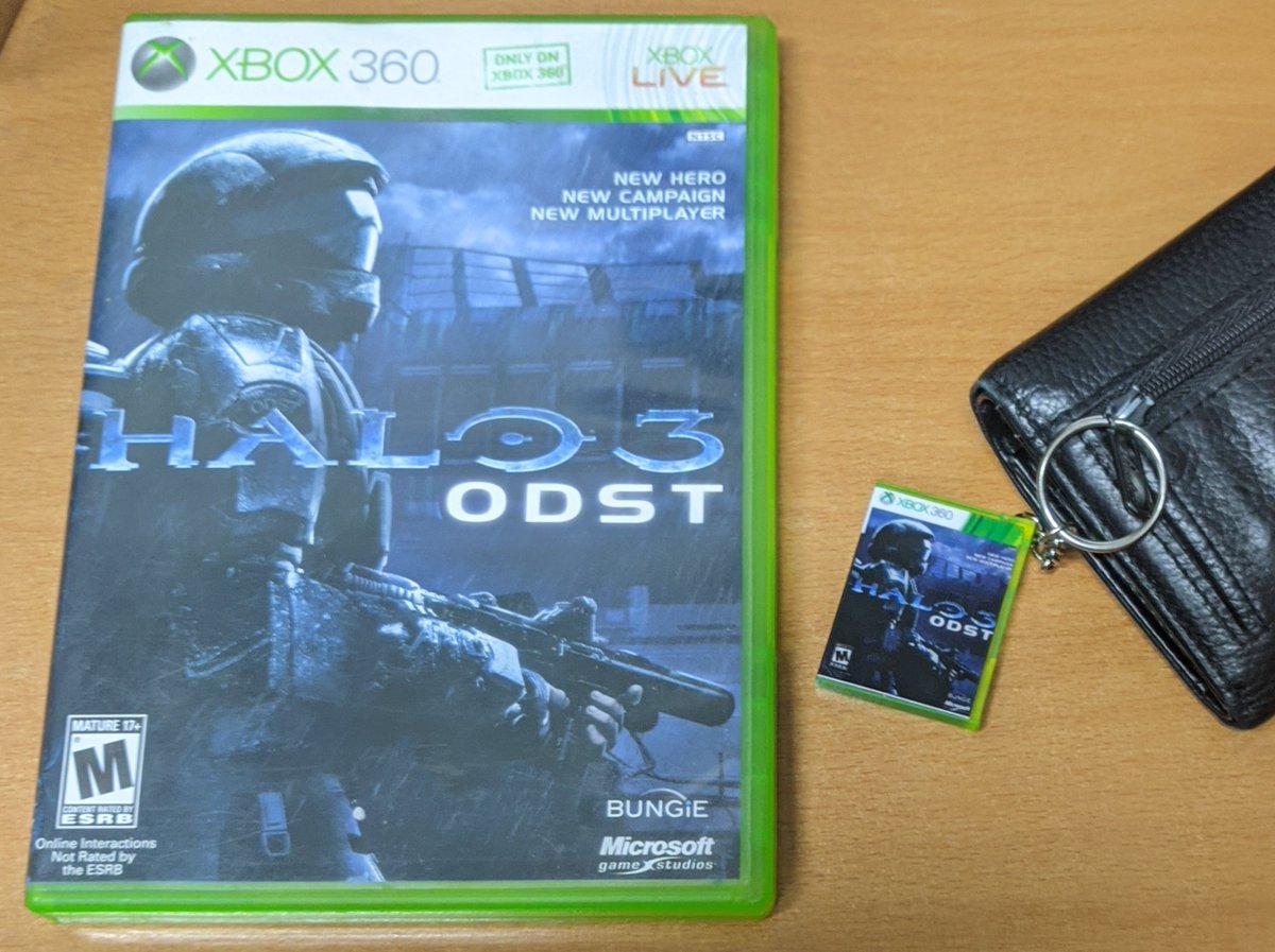 Little Halo 3 ODST Keychain I got from #SacAnime, looks like a solid resin 3d print. I'm not sure it's worth 8$  but I don't regret it.