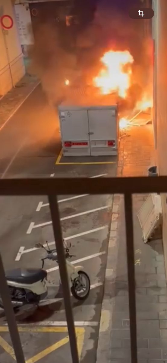 XaviGarB's tweet photo. Aquesta matinada al carrer Illa de Cuba de #sitges algú ha calat foc a un dels contenidors de escombreries.Per sort el foc no ha passat als pissos del costat i no hem de lamentar cap desgràcia. 
Els incívics continuen fent el que volen. https://t.co/RPL2MEs8W8