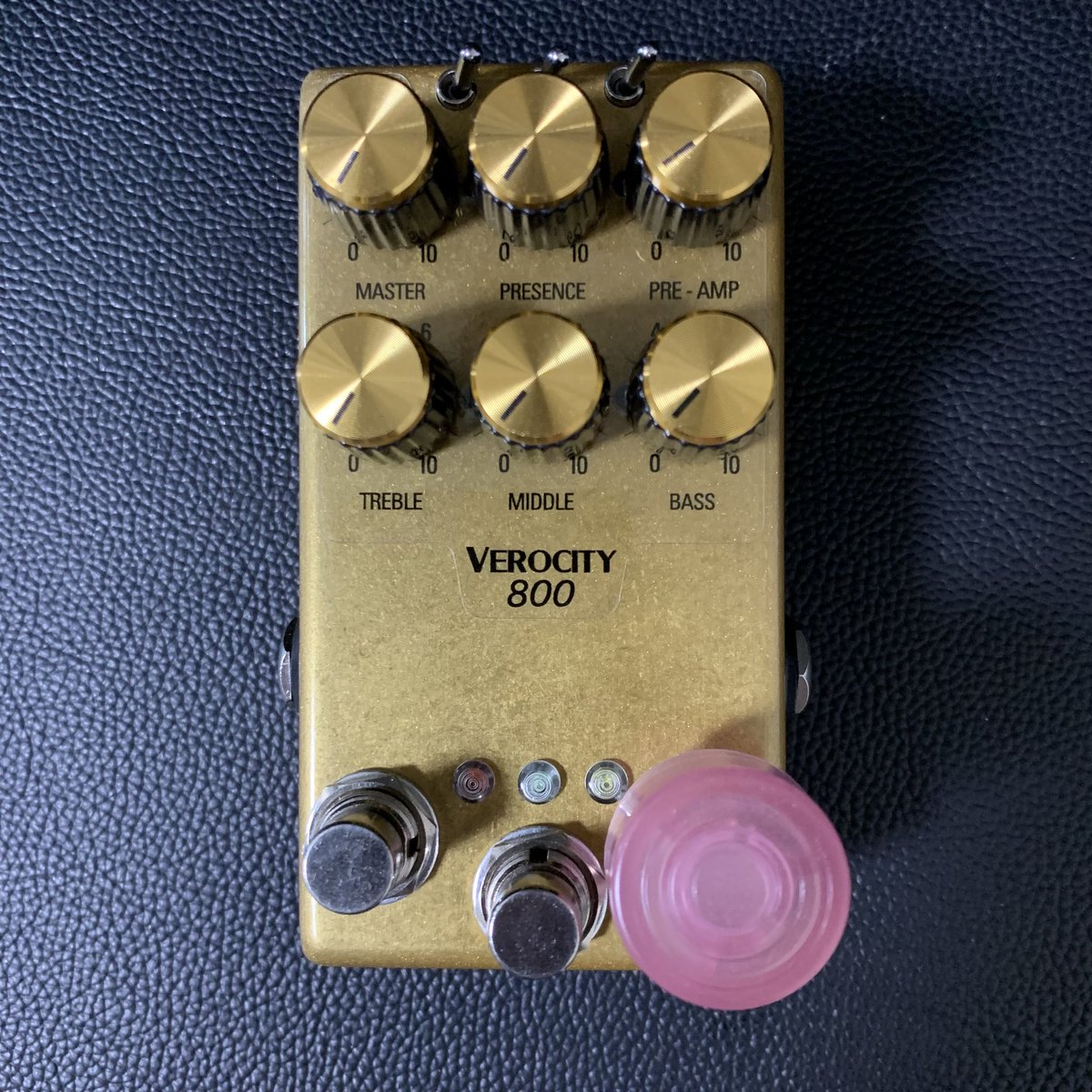 VeroCity 800-A3 恐らく初めて見た方は三つのフットスイッチを