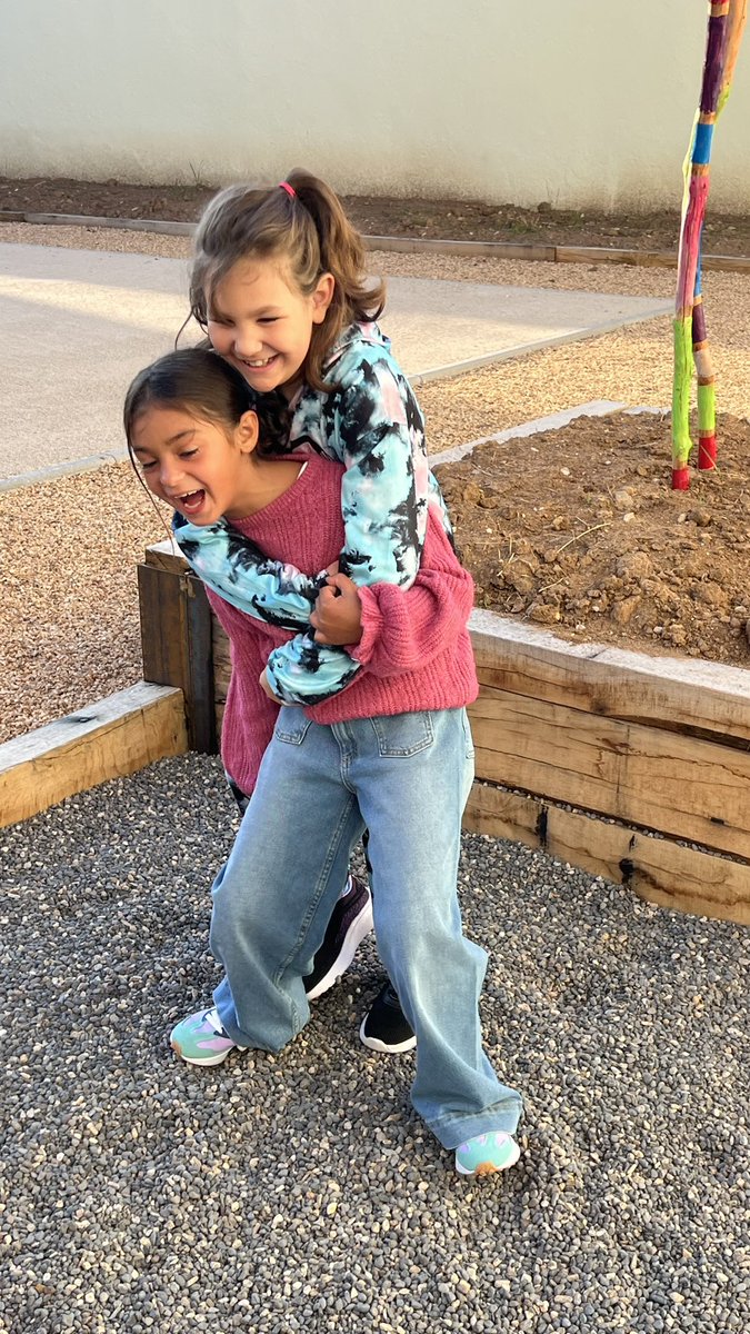 C’est l’heure des retrouvailles en ce jour de #rentrée des classes, pour Aria et Juliana, à l’école élémentaire du centre à Issoire. 
Elles sont BFF (comprendre « meilleures amies au monde ») et se connaissent « depuis hyper longtemps » !!