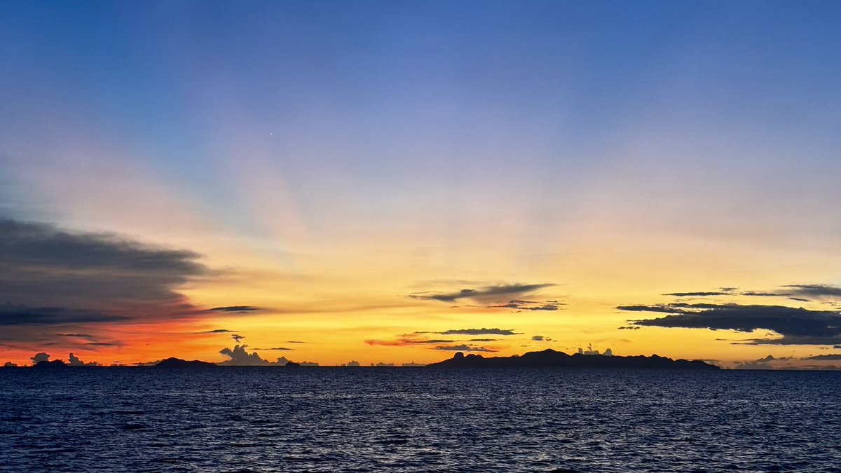 gensoviet's tweet image. Ленивая жопка, или жопка с шилом?
Я чаще второе. Тяжело больше двух дней усидеть на месте. Хочется куда-то идти, бежать, или ехать. Что-то делать, даже если это просто бесцельное блуждание по переулкам старого города  - лишь бы не сидеть. И это окупается впечатлениями. Идем? 🙂