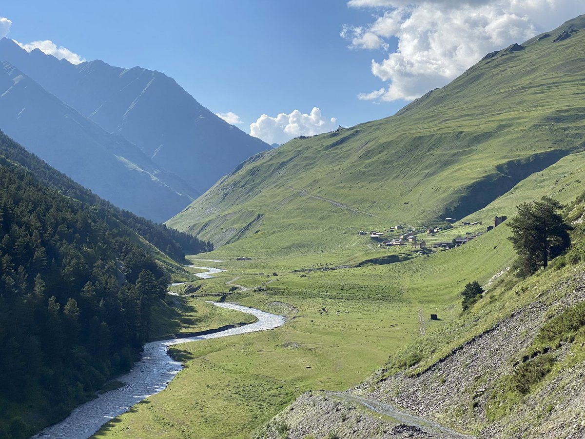 gensoviet's tweet image. Ленивая жопка, или жопка с шилом?
Я чаще второе. Тяжело больше двух дней усидеть на месте. Хочется куда-то идти, бежать, или ехать. Что-то делать, даже если это просто бесцельное блуждание по переулкам старого города  - лишь бы не сидеть. И это окупается впечатлениями. Идем? 🙂