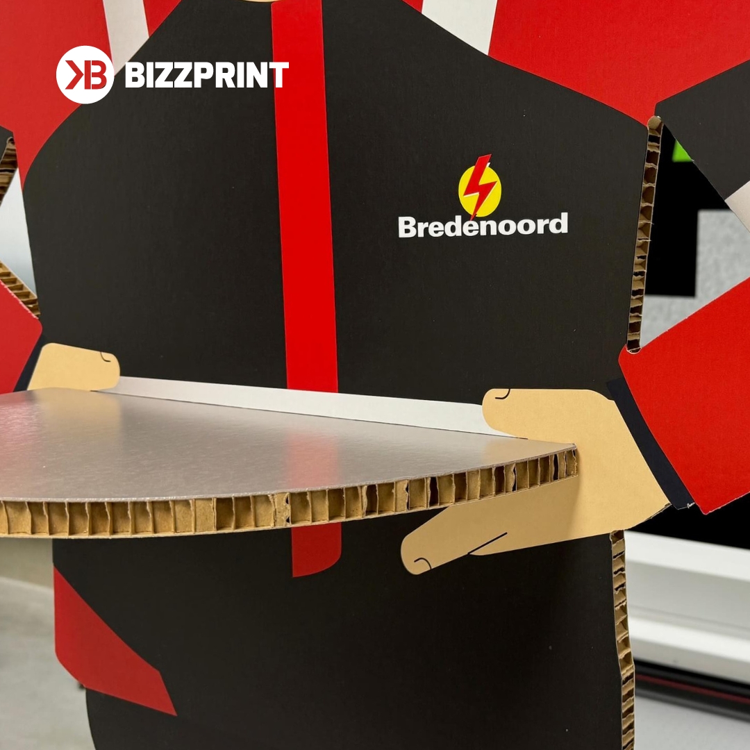 KBizzprint's tweet image. Slimme life-size van Reboard 💡; Vrijstaand met dienblad waar je wat op kunt zetten.

In opdracht van @wijzijncxn gemaakt grote life size van 18 mm dik Reboard karton. 
Geprint en in vorm gesneden. 

Ook een opvallende life-size display in je bedrijf? 📞033-7503585