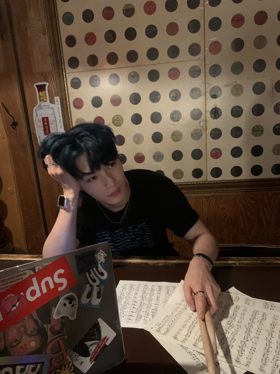 [#OX]

죽지도 않고 돌아온 이 월요일 힘내보자구요

#OMEGA_X #오메가엑스  
#한겸 #HANGYEOM