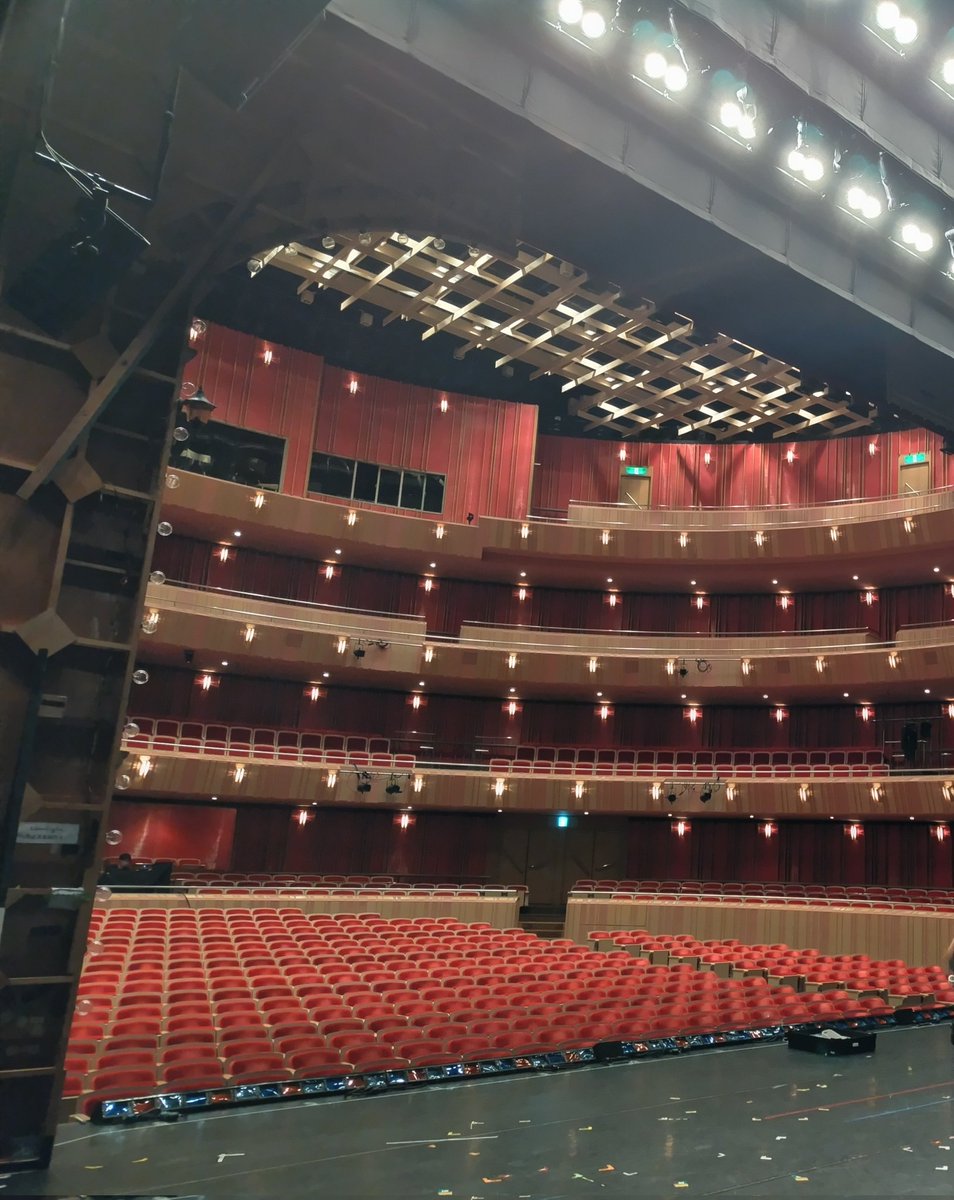 onighillie's tweet photo. 昨日『ライムライト』2024年の全日程が終了しました。

9年前の初演から3度目。
次があるのかどうかはわかりませんが、めぐりくる季節を経て、こうして仲間たちと共に作品を紡げた事に感謝です。
初演·再演に携わったスタッフ·キャストの皆さんも同様です。
舞台は一夜の夢、でも想い出は永遠���す。 https://t.co/dDRPfbpFQh