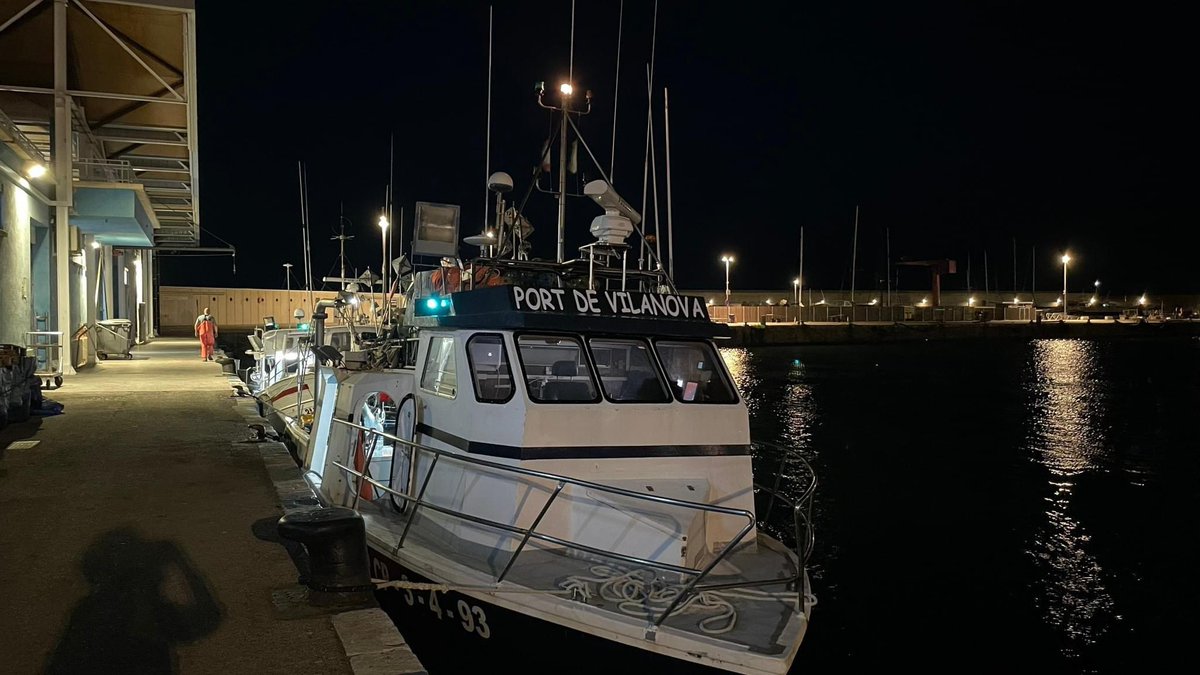 Blanes_cat's tweet photo. Aquest dilluns, a trenc d'albada, l'embarcació #PortdeVilanova ha descarregat 4.000 kg de tonyina a la Llotja del Port de Blanes
El vaixell ha estat feinejant a 50 milles mar endins, a l'alçada del Cap de Creus Es tracta d'una captura extraordinària i gens comú https://t.co/j2UBPp4WJV