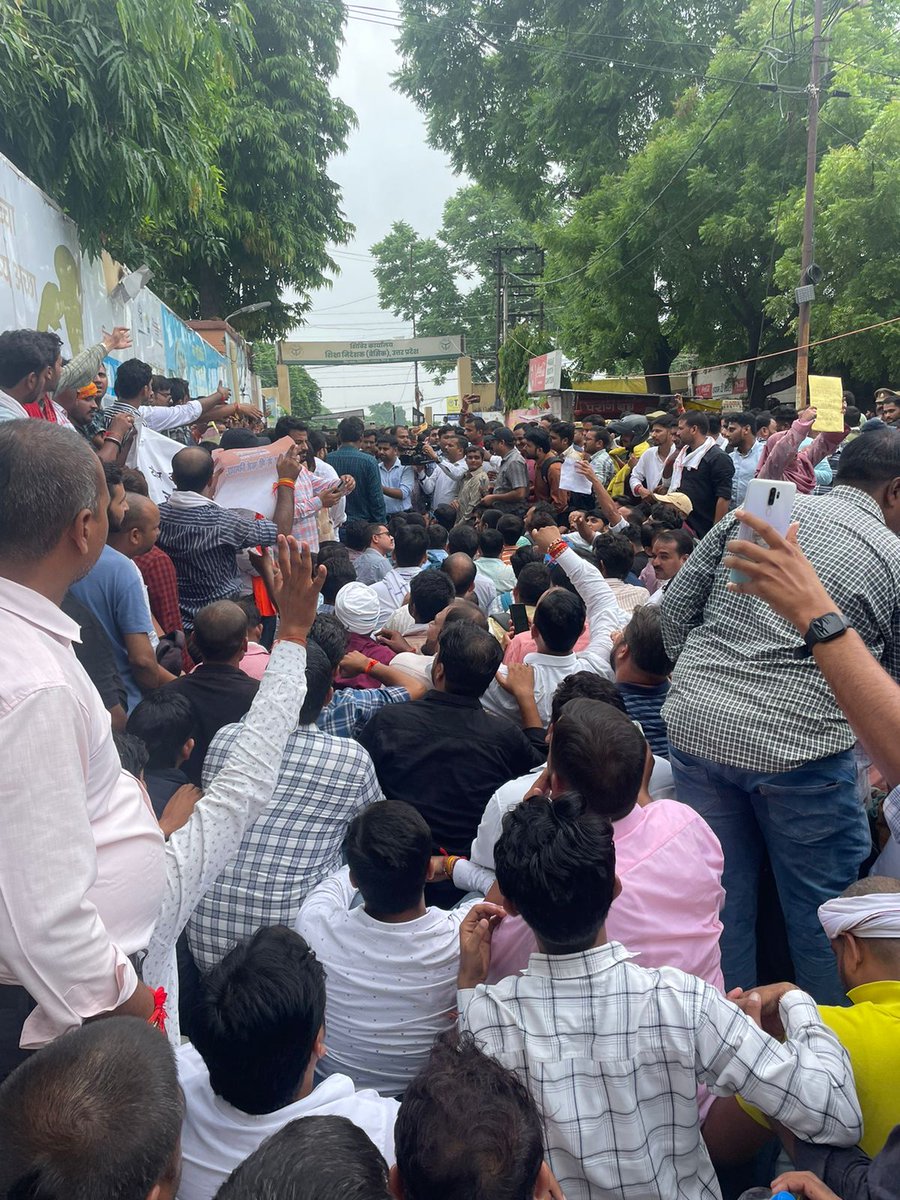 <a href="/kpmaurya1/">Keshav Prasad Maurya</a> <a href="/AnupriyaSPatel/">Anupriya Patel</a> <a href="/myogiadityanath/">Yogi Adityanath</a> <a href="/myogioffice/">Yogi Adityanath Office</a> <a href="/ABPNews/">ABP News</a> <a href="/bstvlive/">भारत समाचार | Bharat Samachar</a> <a href="/Raghuraj_Bhadri/">Raja Bhaiya</a> <a href="/Mayawati/">Mayawati</a> <a href="/RahulGandhi/">Rahul Gandhi</a> <a href="/yadavakhilesh/">Akhilesh Yadav</a> <a href="/chandramanishu7/">Chandramani Shukla</a> 
69Kभर्ती के 4 वर्षों से कार्यरत शिक्षकों को  क्यों अधर में लटकाकर परेशान किया जा रहा है?
इनपर राजनीति नहीं होनी चाहिए।

कब बोलोगे