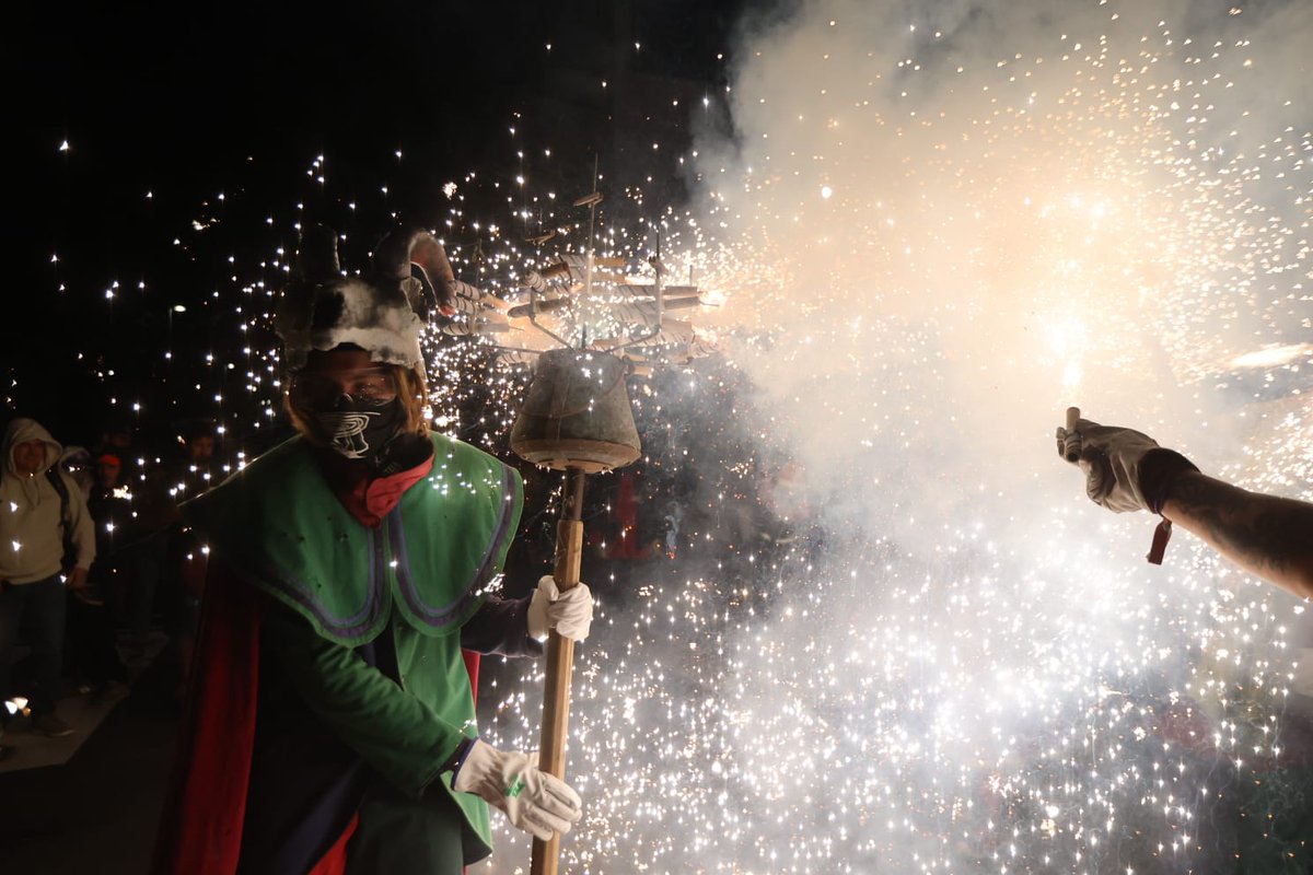 👹 Moments del correfoc infantil! La cercavila d'inici va acabar a la plaça 11 de setembre amb malabars de foc i ball de pollets. Organitzat pels Deixebles del Dimoni de la Pedra Llarga i el Ball de Diables de Caldes de Montbui.
#fmpsip #ViulaFestaMajor!